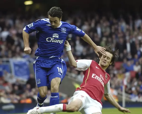 Challenge on the Field: Davies vs. Rosicky - Arsenal vs. Everton (28 / 10 / 06)