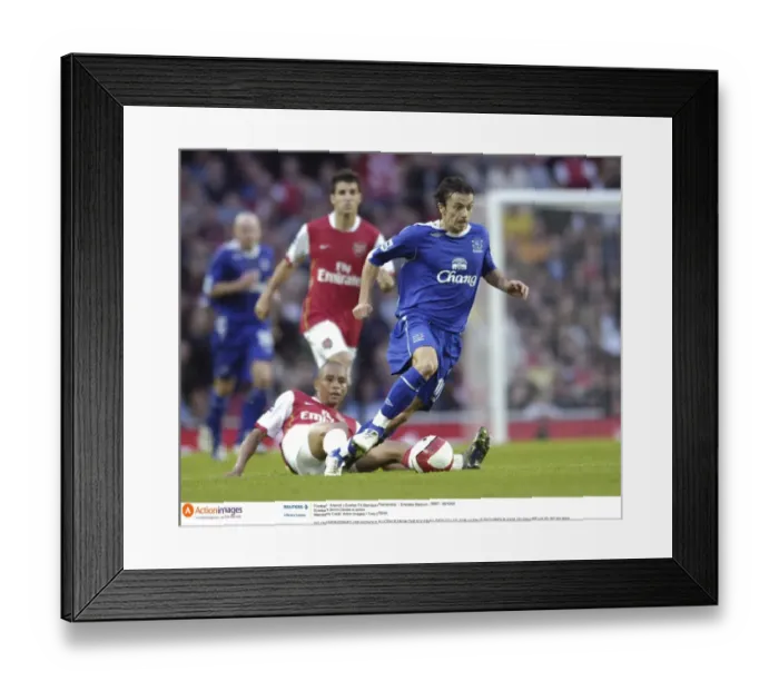 Framed Print : Arsenal v Everton - Evertons Simon Davies in action Mandatory Framed Print : Arsenal v Everton - Evertons Simon Davies in action Mandatory