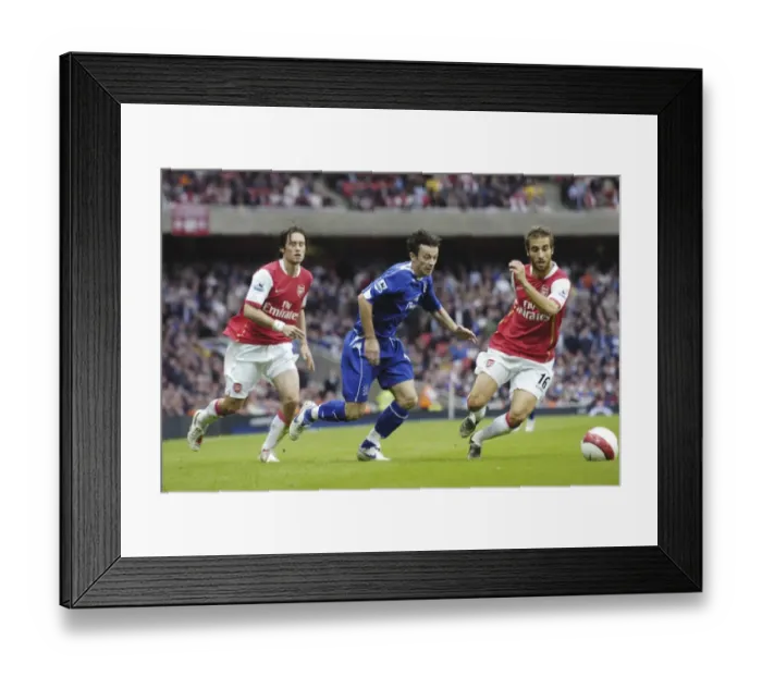 Framed Print : Arsenal v Everton Arsenals Mathieu Flamini and Evertons Simon Davies in action
