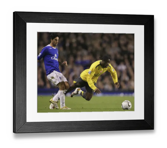 Framed Print : Evertons Arteta challenges Arsenals Song for the ball during their English League Cup fourth round