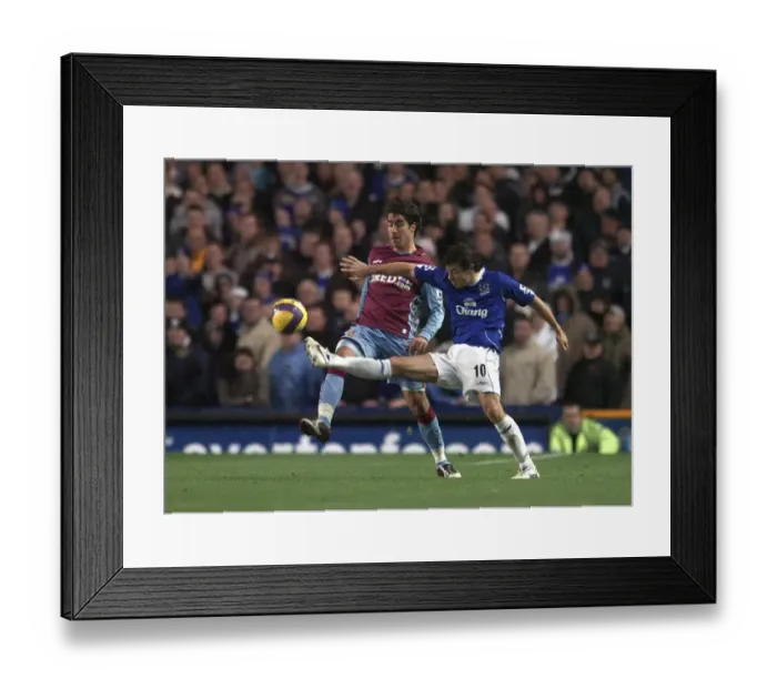 Framed Print : Simon Davies - Everton in action against Juan Pablo Angel - Aston Villa