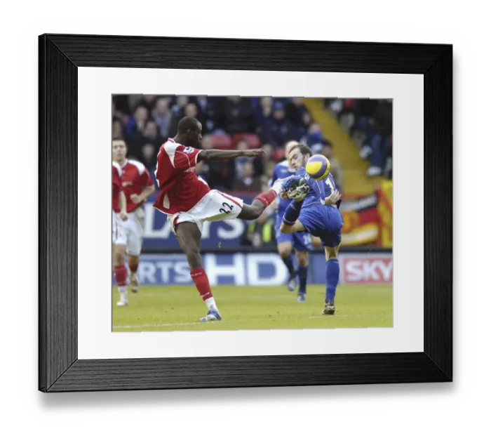Framed Print : James McFadden's Aerial Acrobatics: Everton's Mesmerizing Moment of Ball Control Framed Print : James McFadden's Aerial Acrobatics: Everton's Mesmerizing Moment of Ball Control