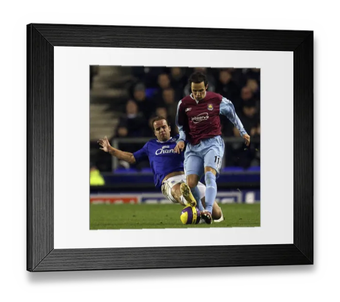 Framed Print : Everton v West Ham - Andy Van der Meyde and Matthew Etherington Framed Print : Everton v West Ham - Andy Van der Meyde and Matthew Etherington