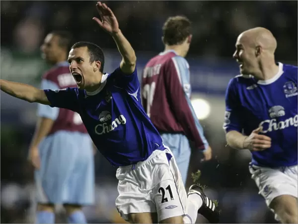 Evertons Osman celebrates with Johnson after scoring during their English Premier League soccer mat