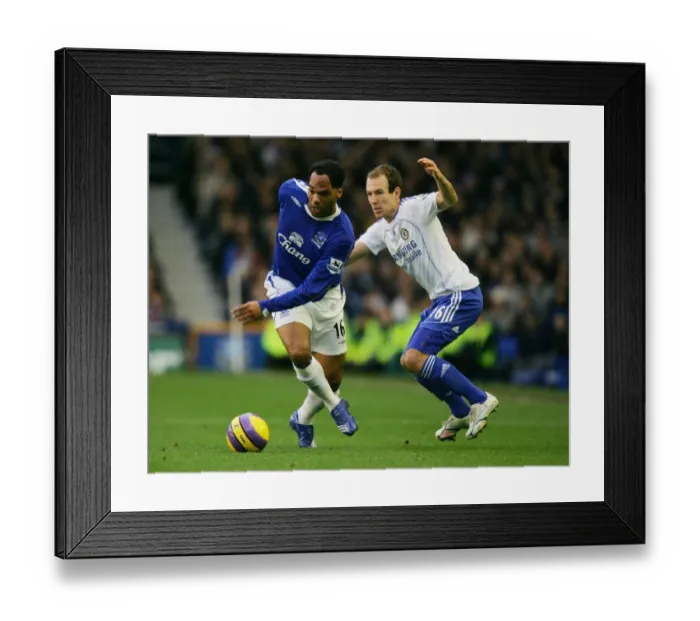 Framed Print : Everton v Chelsea Joleon Lescott of Everton in action against Chelseas Arjen Robben Framed Print : Everton v Chelsea Joleon Lescott of Everton in action against Chelseas Arjen Robben