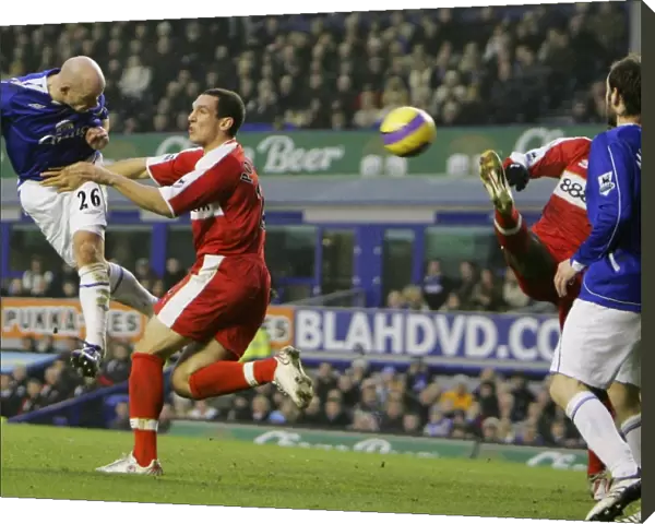 Everton v Middlesbrough Lee Carsley has a header on goal