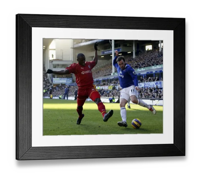 Framed Print : Everton v Reading James McFadden and Readings Ibrahima Sonko