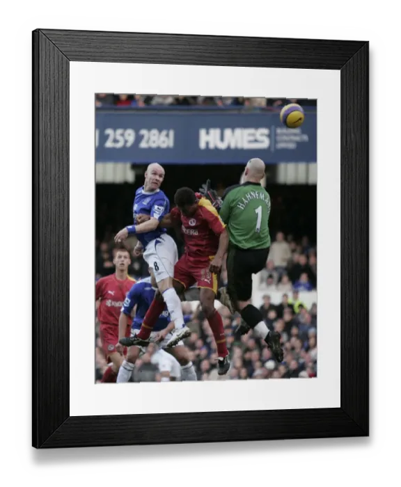 Framed Print : Evertons Johnson beats Readings De la Cruz and Hahnemann to the ball to score during their English Framed Print : Evertons Johnson beats Readings De la Cruz and Hahnemann to the ball to score during their English
