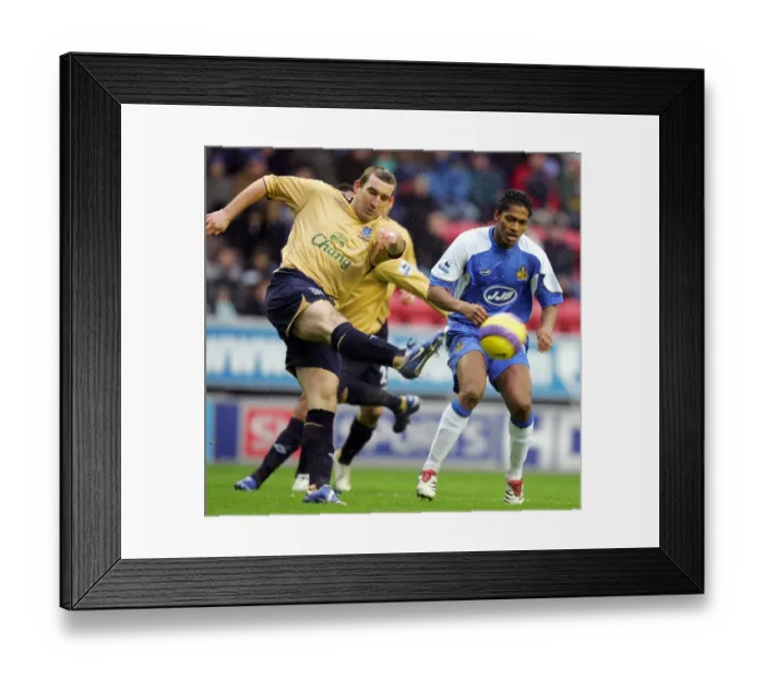 Framed Print : Wigan Athletic v Everton - Alan Stubbs and Antonio Valencia Framed Print : Wigan Athletic v Everton - Alan Stubbs and Antonio Valencia