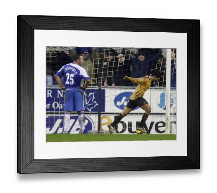 Framed Print : Evertons Arteta celebrates after scoring as Wigan Athletics Unsworth looks on during their English