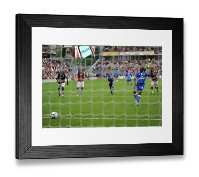 Framed Print : Soccer - Barclays Premier League - Burnley v Everton - Turf Moor Framed Print : Soccer - Barclays Premier League - Burnley v Everton - Turf Moor