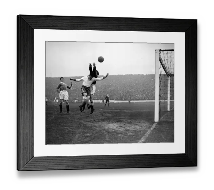 Framed Print : Dixie Dean Everton in action with Millington, the Chelsea goalkeeper, at Stamford Bridge