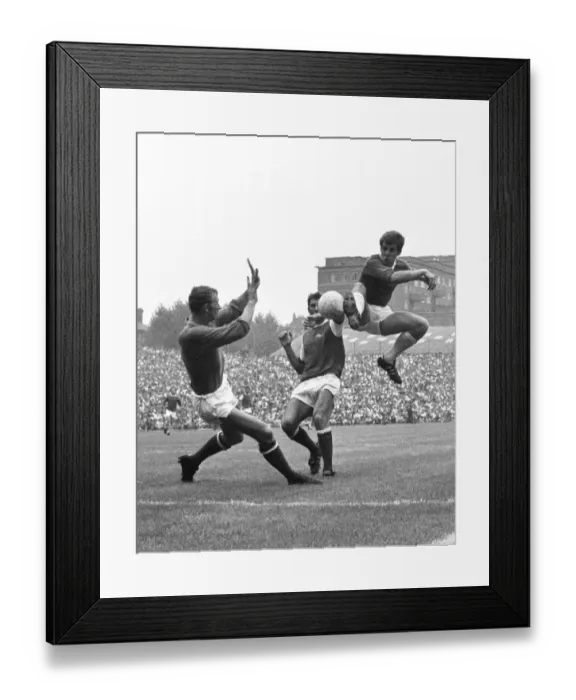 Framed Print : Football League Division One - Arsenal v Everton Framed Print : Football League Division One - Arsenal v Everton