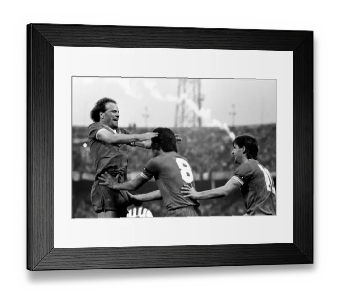 Framed Print : Everton FC's Glorious Moment: Andy Gray's Jubilation after Winning the 1985 European Cup Winners Cup with Teammates at Feyenoord Stadium