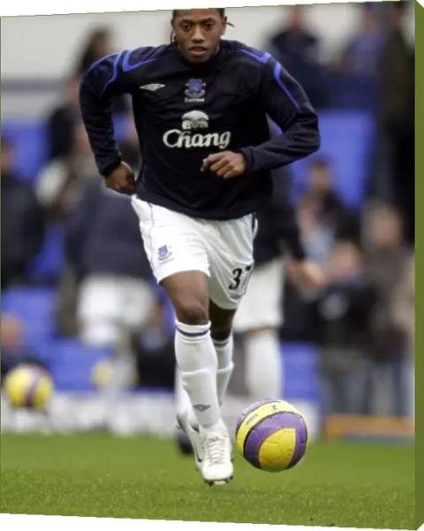 Everton v Blackburn - Manuel Fernandes warms up