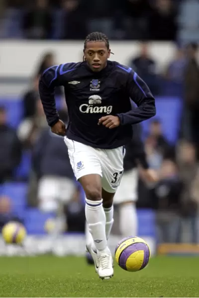 Everton v Blackburn - Manuel Fernandes warms up