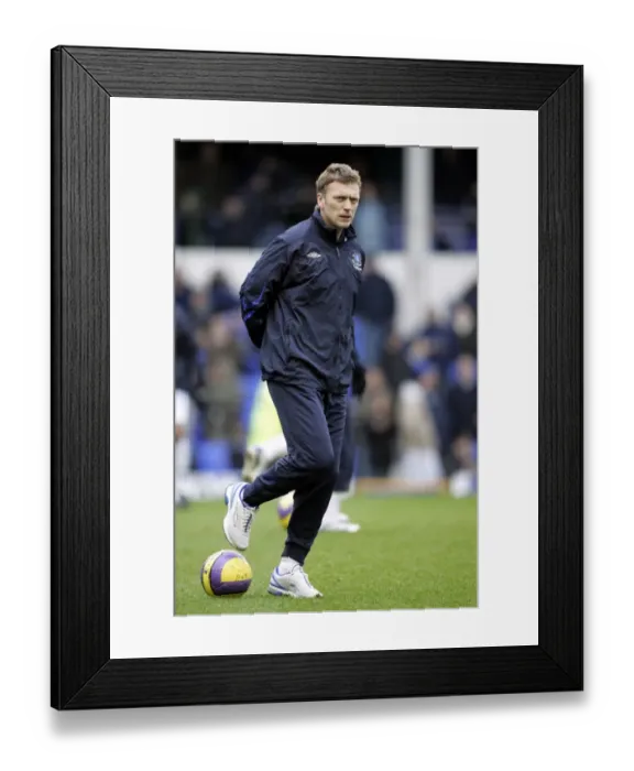Framed Print : Everton v Blackburn Rovers - David Moyes during the warm up Framed Print : Everton v Blackburn Rovers - David Moyes during the warm up