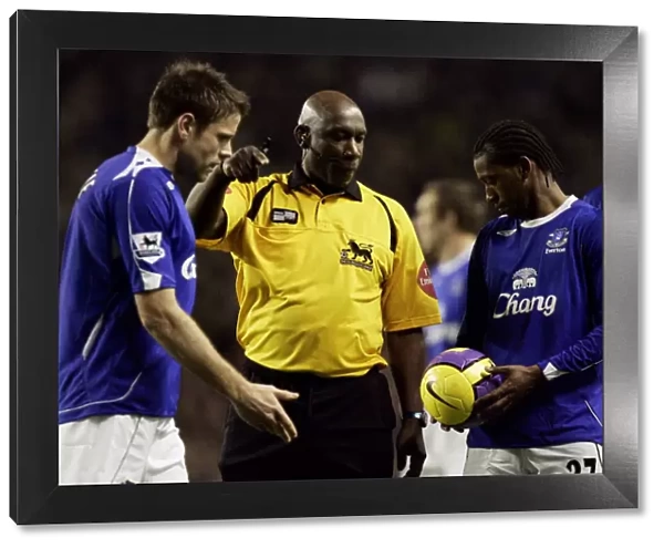 Everton v Tottenham Hotspur Uriah Rennie talks to James Beattie and Manuel Fernandes