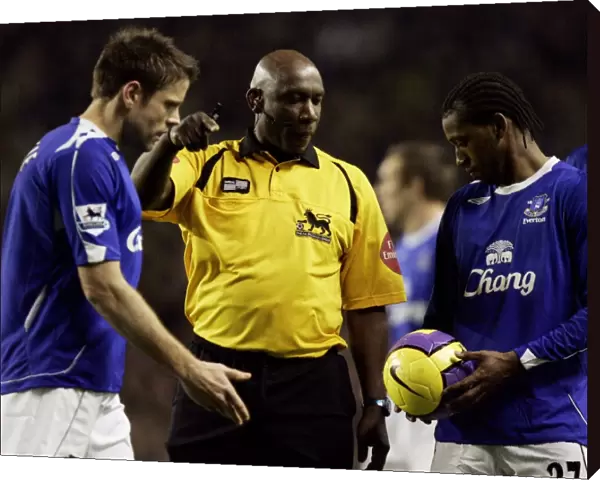 Everton v Tottenham Hotspur Uriah Rennie talks to James Beattie and Manuel Fernandes