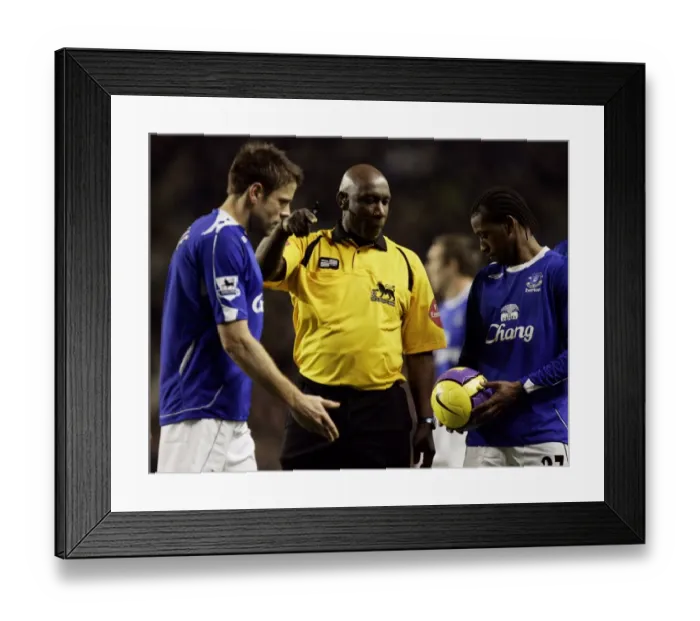 Framed Print : Everton v Tottenham Hotspur Uriah Rennie talks to James Beattie and Manuel Fernandes Framed Print : Everton v Tottenham Hotspur Uriah Rennie talks to James Beattie and Manuel Fernandes