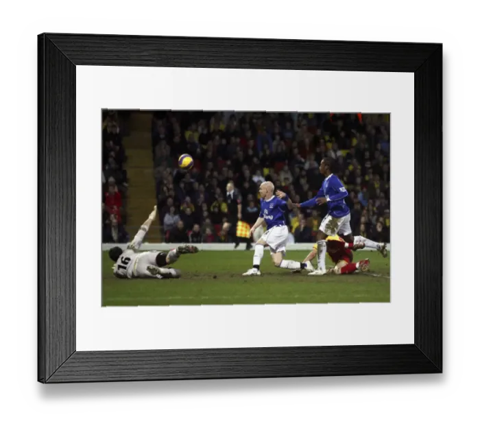 Framed Print : Watford v Everton - Manuel Fernandes scores Framed Print : Watford v Everton - Manuel Fernandes scores