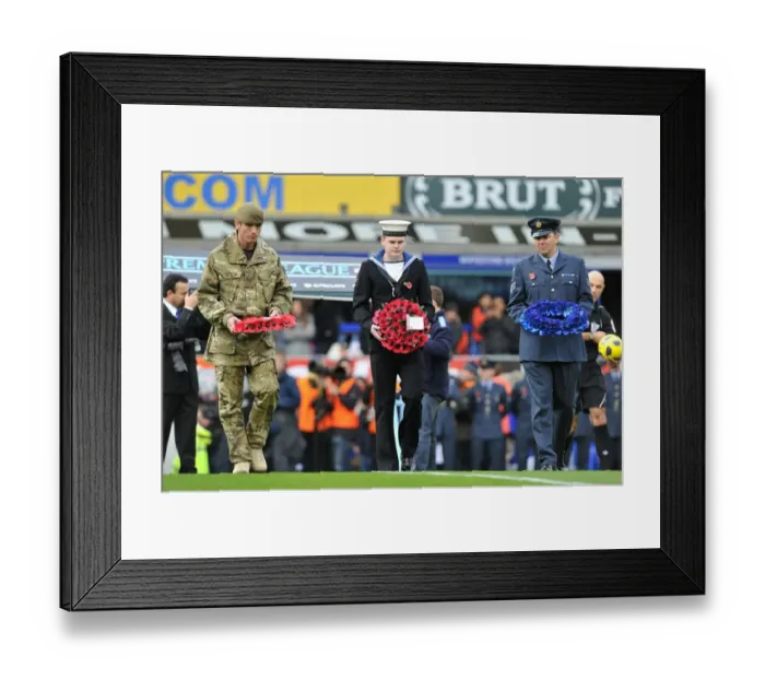 Framed Print : Soccer - Barclays Premier League - Everton v Arsenal - Goodison Park Framed Print : Soccer - Barclays Premier League - Everton v Arsenal - Goodison Park
