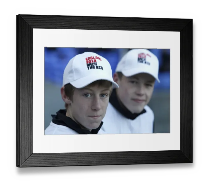 Framed Print : Everton FC: Two Ball Boys Show Support with Back the Bid Caps at Goodison Park (2010) Framed Print : Everton FC: Two Ball Boys Show Support with Back the Bid Caps at Goodison Park (2010)