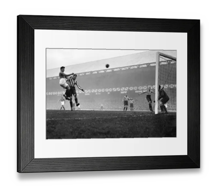 Framed Print : Soccer - League Division One - Everton - 1930 Framed Print : Soccer - League Division One - Everton - 1930