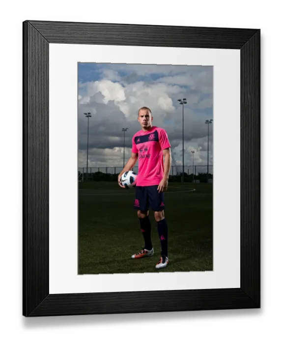 Framed Print : John Heitinga: Everton's Unyielding Dutch Defender Framed Print : John Heitinga: Everton's Unyielding Dutch Defender