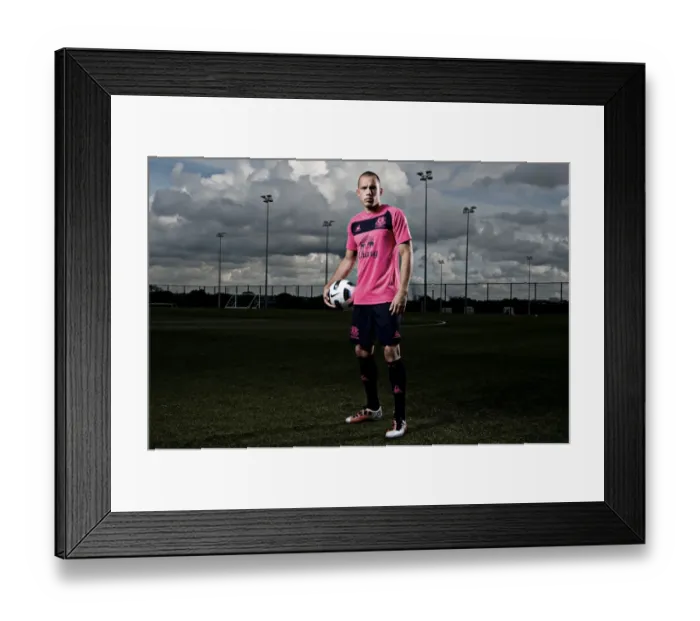 Framed Print : John Heitinga: Everton FC's Unyielding Dutch Defender Framed Print : John Heitinga: Everton FC's Unyielding Dutch Defender