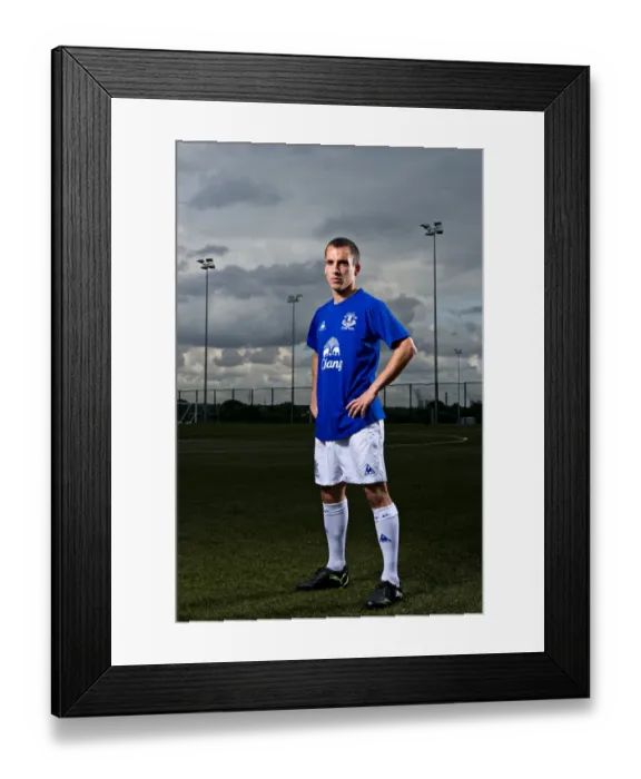 Framed Print : Everton's Tenacious Midfielder: Leon Osman Framed Print : Everton's Tenacious Midfielder: Leon Osman