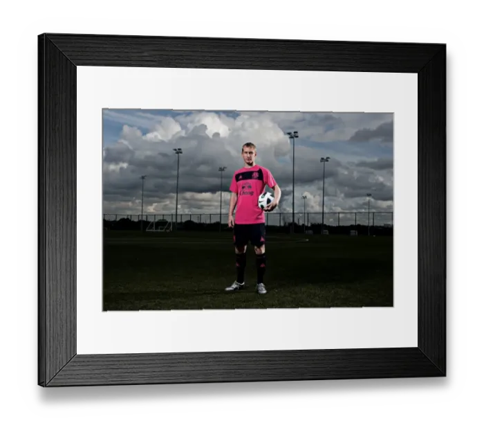 Framed Print : Everton's Defiant Warrior: Tony Hibbert Framed Print : Everton's Defiant Warrior: Tony Hibbert