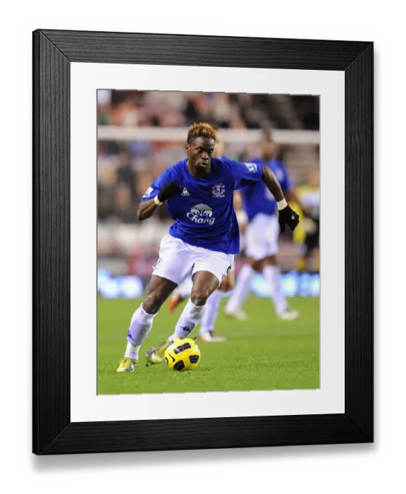 Framed Print : Everton's Star Striker: Louis Saha in Action Framed Print : Everton's Star Striker: Louis Saha in Action