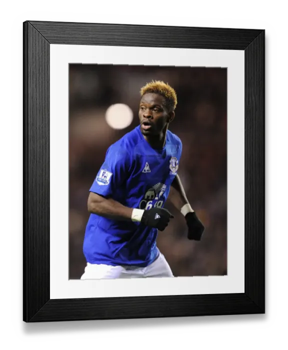 Framed Print : Louis Saha in Everton Kit Framed Print : Louis Saha in Everton Kit