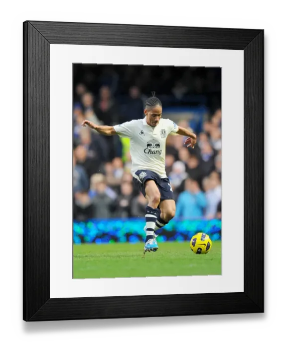 Framed Print : Dynamic Midfielder: Steven Pienaar in Action for Everton