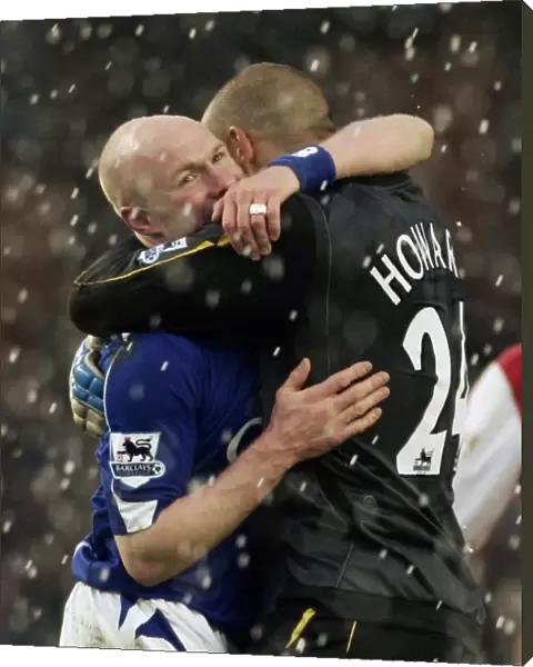 Evertons goalscorer Johnson celebrates with Tim Howard