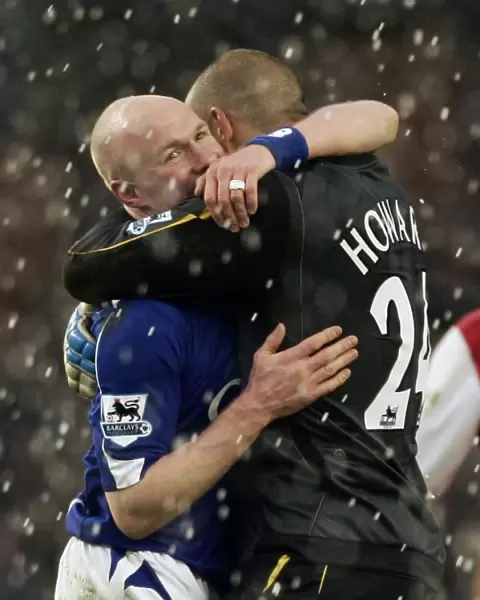 Evertons goalscorer Johnson celebrates with Tim Howard