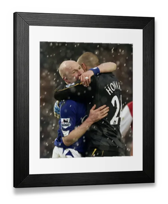 Framed Print : Evertons goalscorer Johnson celebrates with Tim Howard