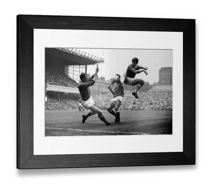 Framed Print : Football League Division One - Arsenal v Everton Framed Print : Football League Division One - Arsenal v Everton