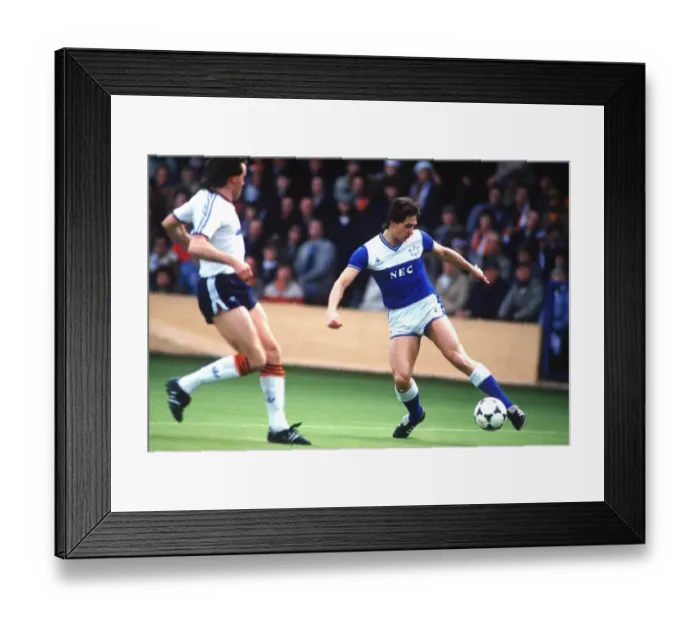 Framed Print : Gary Lineker in Everton Kit: A Legendary Striker Framed Print : Gary Lineker in Everton Kit: A Legendary Striker
