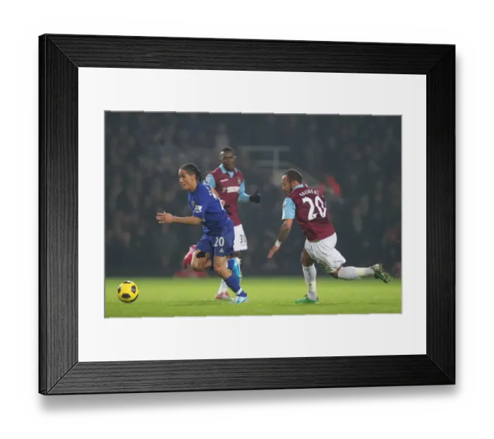 Framed Print : Everton's Thrilling Escape: Steve Pienaar Outwits Julien Faubert at Upton Park (26 December 2010)