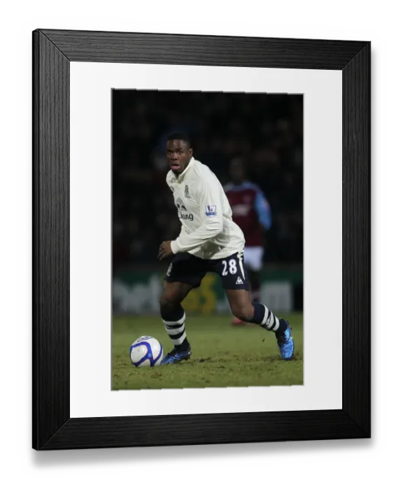 Framed Print : Victor Anichebe Leads Everton in FA Cup Third Round Battle at Scunthorpe United (08 January 2011) Framed Print : Victor Anichebe Leads Everton in FA Cup Third Round Battle at Scunthorpe United (08 January 2011)
