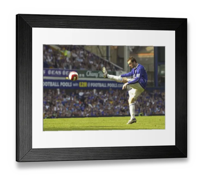 Framed Print : Everton v Charlton Athletic James McFadden shoots at goal Framed Print : Everton v Charlton Athletic James McFadden shoots at goal