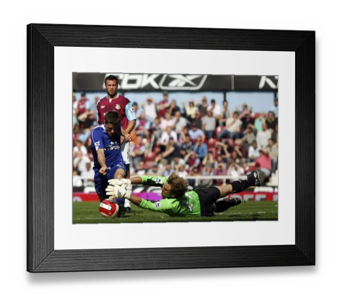 Framed Print : West Ham United v Everton Robert Green saves from James Beattie