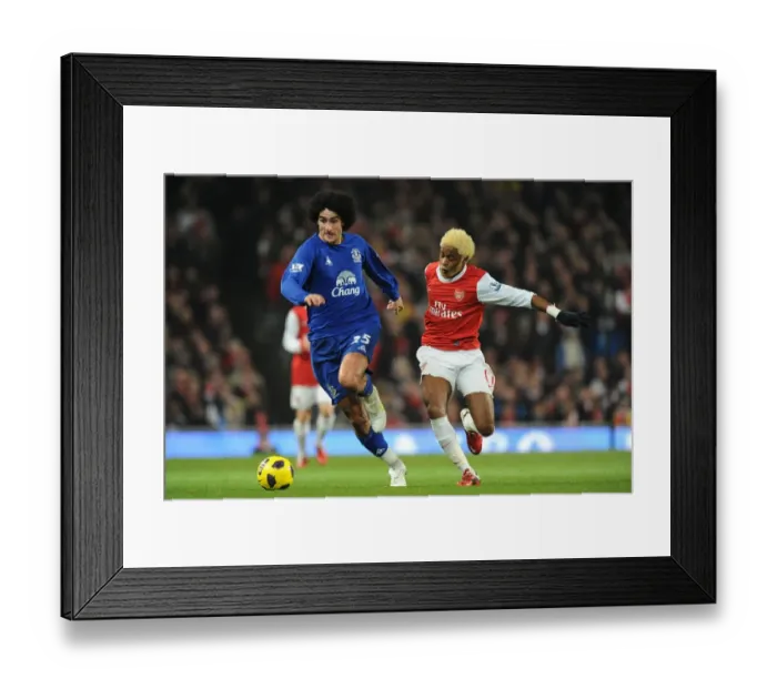 Framed Print : Escaping the Gunners: Fellaini Outwits Song in Everton's Barclays Premier League Battle at Emirates Stadium (01 February 2011) Framed Print : Escaping the Gunners: Fellaini Outwits Song in Everton's Barclays Premier League Battle at Emirates Stadium (01 February 2011)
