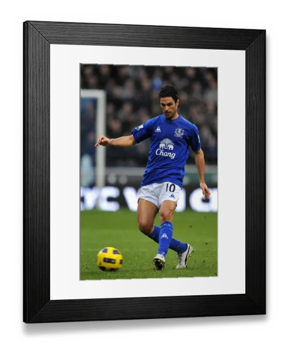 Framed Print : Mikel Arteta: Everton's Midfield Maestro in Action vs. Bolton Wanderers (BPL, 13 February 2011)