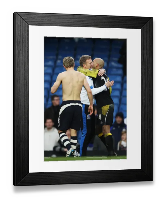 Framed Print : David Moyes and Tim Howard: Celebrating Everton's FA Cup Upset Against Chelsea at Stamford Bridge (Fourth Round Replay, 19 February 2011) Framed Print : David Moyes and Tim Howard: Celebrating Everton's FA Cup Upset Against Chelsea at Stamford Bridge (Fourth Round Replay, 19 February 2011)