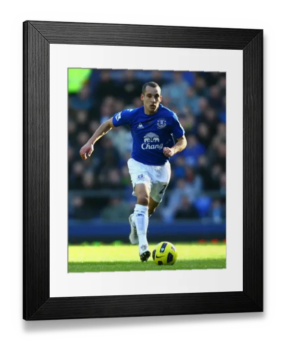 Framed Print : Everton's Leon Osman in Action: Everton vs Sunderland, Barclays Premier League, Goodison Park (2011)
