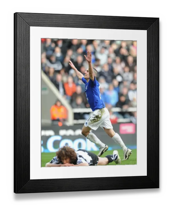 Framed Print : Osman's Stunning Equalizer: Everton's Dramatic Comeback at St. James Park vs. Newcastle United (BPL 2011)