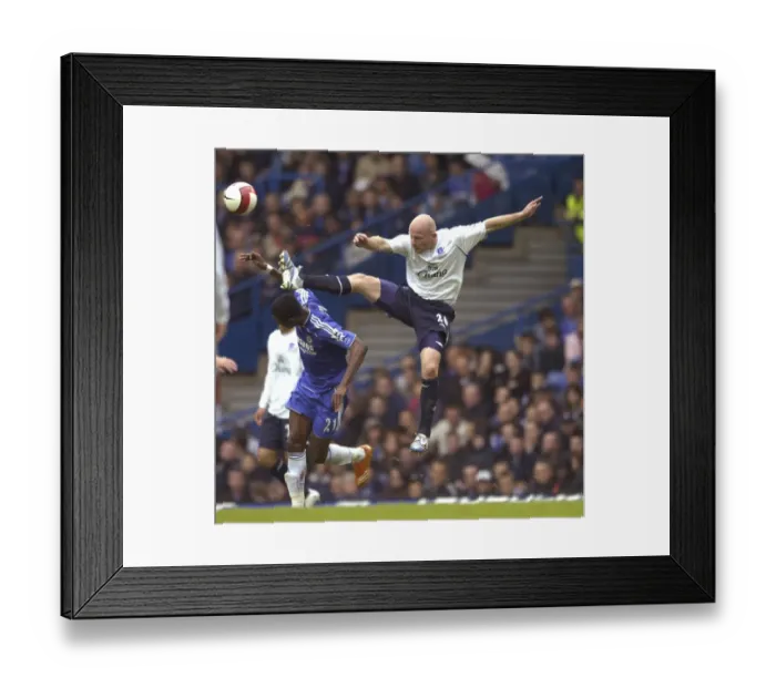 Framed Print : Chelsea v Everton - Salomon Kalou in action against Lee Carsley Framed Print : Chelsea v Everton - Salomon Kalou in action against Lee Carsley